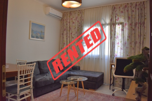 Apartament 1+1 me qira tek Komuna e Parisit prane Lulishtes ne Tirane.
Pozicionohet ne katin e 7 te